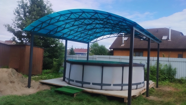 Навес с кровлей из голубого поликарбоната для бассейна на даче Навес с кровлей из голубого поликарбоната для бассейна на даче
