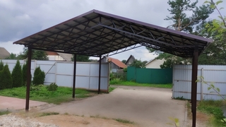 Двускатный автомобильный навес с крышей из профнастила Двускатный автомобильный навес с крышей из профнастила