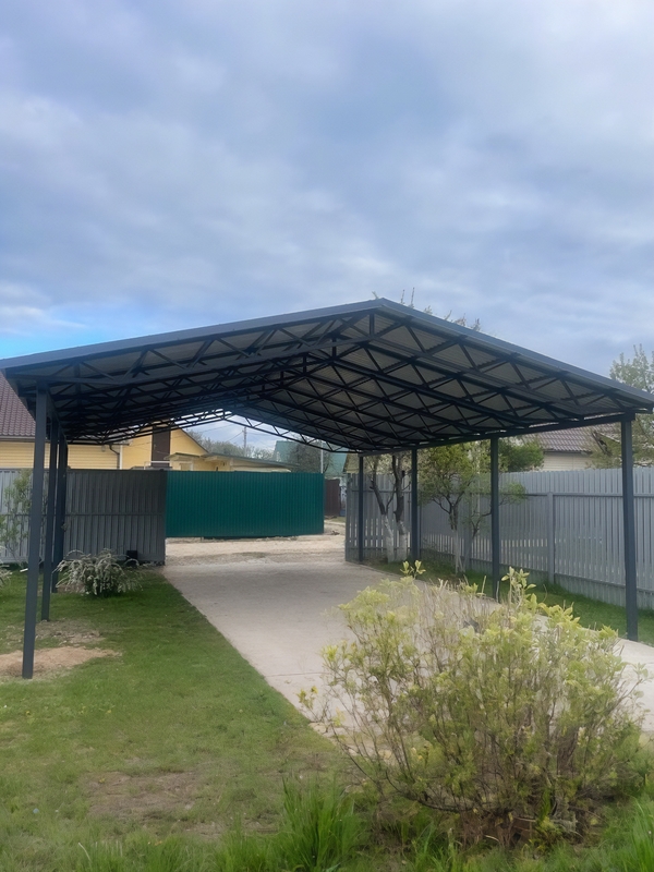 Двускатный автонавес с кровлей из профнастила Двускатный автонавес с кровлей из профнастила