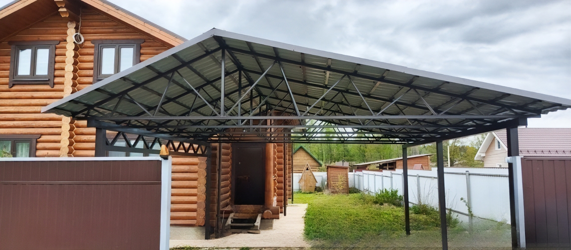 Двускатный автонавес для двора частного дома, профлист Двускатный автонавес для двора частного дома, профлист