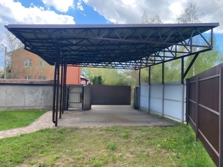 Навес односкатный с крышей из профнастила для стоянки авто Навес односкатный с крышей из профнастила для стоянки авто