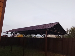 Двускатный навес из металлочерепицы для загородного дома Двускатный навес из металлочерепицы для загородного дома