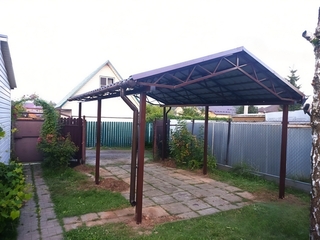 Двускатный навес для автомобиля с крышей из профнастила Двускатный навес для автомобиля с крышей из профнастила