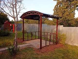 Арочный навес с крышей из поликарбоната для зоны отдыха Арочный навес с крышей из поликарбоната для зоны отдыха