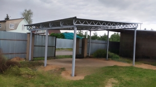 Односкатный автомобильный навес из профнастила серого цвета Односкатный автомобильный навес из профнастила серого цвета